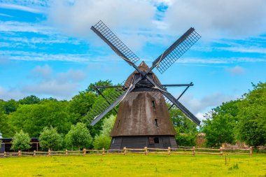 Odense 'de geleneksel Danimarka mimarisi ile Den Fynske Landsby açık hava müzesinde yel değirmeni.