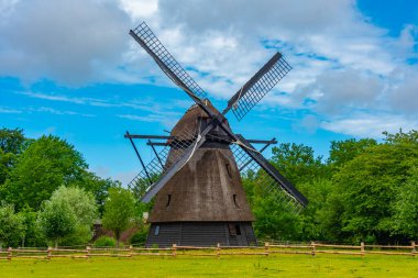Odense 'de geleneksel Danimarka mimarisi ile Den Fynske Landsby açık hava müzesinde yel değirmeni.