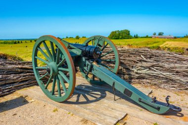 Danimarka 'nın Sonderborg kenti yakınlarında 1864 yılında Prusya ile Danimarka arasındaki savaşın anısına Dybbol Banke tarihi sahasındaki toplar.