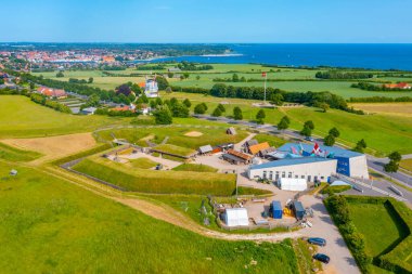 Danimarka 'nın Sonderborg kenti yakınlarında 1864 yılında Prusya ile Danimarka arasındaki savaşı anan Dybbol Banke tarihi mekanının panorama görüntüsü