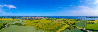 Danimarka 'nın Sonderborg kenti yakınlarında 1864 yılında Prusya ile Danimarka arasındaki savaşı anan Dybbol Banke tarihi mekanının panorama görüntüsü