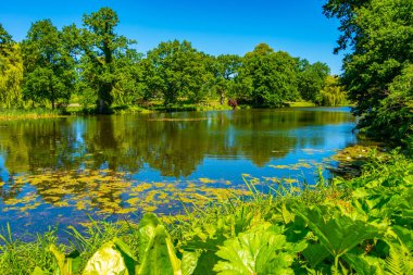 Danimarka 'daki Grasten Sarayı' nda yeşil bahçeler.