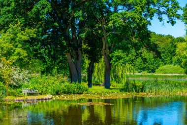 Danimarka 'daki Grasten Sarayı' nda yeşil bahçeler.