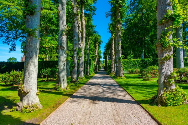 Trädgårdar Vid Egeskov Slot Ses Solig Dag Danmark — Stockfoto