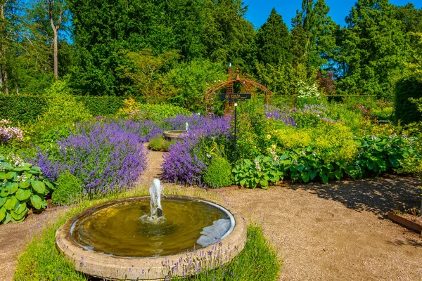 Zahrady Egeskově Štěrbině Během Slunečného Dne Dánsku — Stock fotografie
