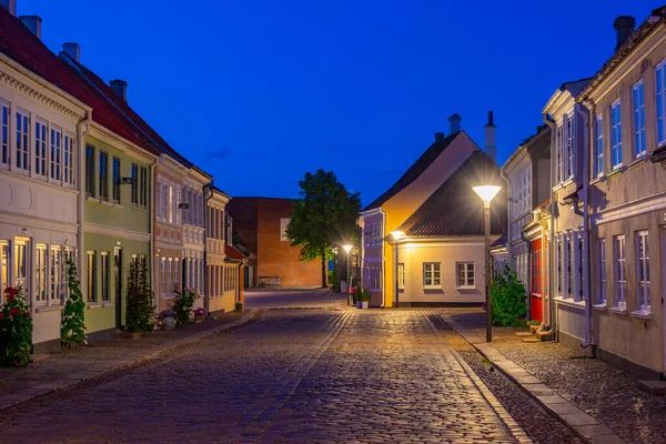 デンマーク オデンスの中心部にあるカラフルな通りの夜景 — ストック写真