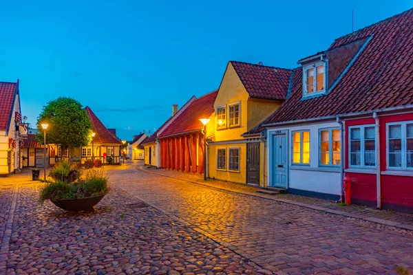 デンマーク オデンスの中心部にあるカラフルな通りの夜景 — ストック写真