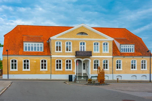 デンマークの町の伝統的な通り Christansfeld — ストック写真
