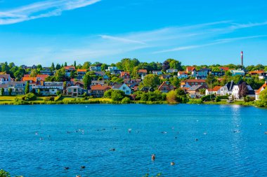 Kolding Gölü kıyısındaki villalar, Danimarka.