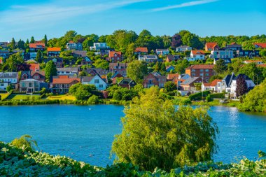 Kolding Gölü kıyısındaki villalar, Danimarka.