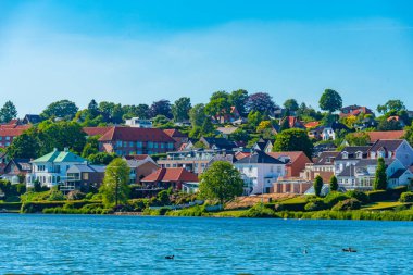 Kolding Gölü kıyısındaki villalar, Danimarka.