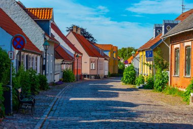 Danimarka 'nın Ebeltoft kentindeki renkli cadde.