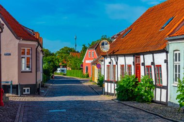 Danimarka 'nın Ebeltoft kentindeki renkli cadde.