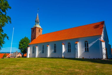 Danimarka 'da güneşli bir günde Ebeltoft Kilisesi.