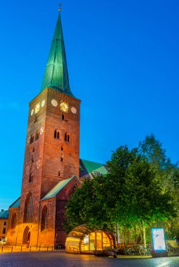 Aarhus katedralinin Danimarka 'daki gece manzarası.