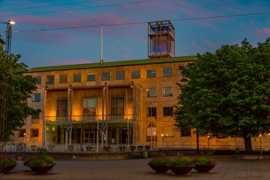 Aarhus, Danimarka 'daki belediye binasının gece manzarası.