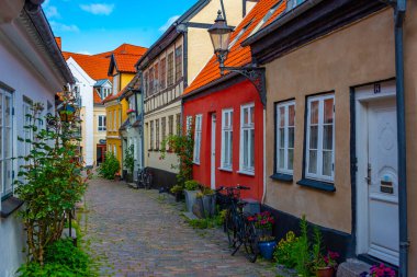 Danimarka 'nın Aalborg şehrinde renkli bir cadde.