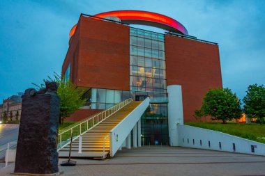 Danimarka 'daki ARoS Aarhus Sanat Müzesi' nin günbatımı görünümü.