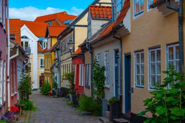 Danimarka 'nın Aalborg şehrinde renkli bir cadde.