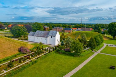 Danimarka 'da Jelling' in mezar tepeciklerinin panorama görüntüsü.