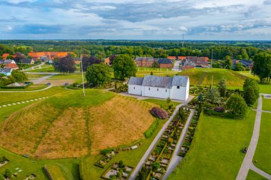 Danimarka 'da Jelling' in mezar tepeciklerinin panorama görüntüsü.