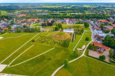 Danimarka 'da Jelling' in mezar tepeciklerinin panorama görüntüsü.