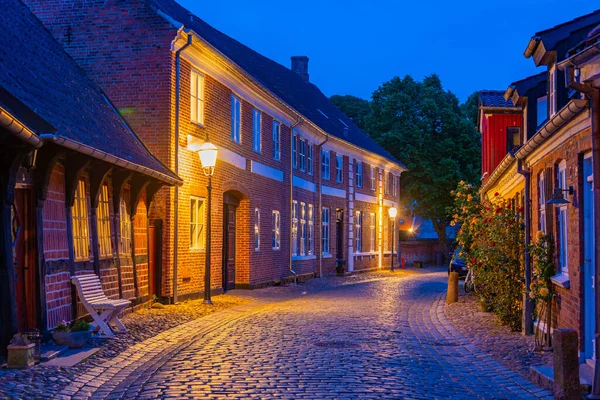 丹麦里贝市中心一条历史性街道的夜景 — 图库照片