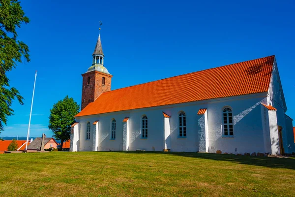 丹麦一个阳光明媚的日子里的Ebeltoft教堂 — 图库照片