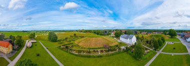 Danimarka 'da Jelling' in mezar tepeciklerinin panorama görüntüsü.