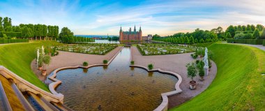 Danimarka 'daki Frederiksborg Slot Sarayı' nın günbatımı manzarası.