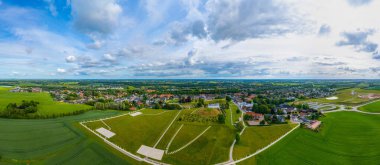 Danimarka 'da Jelling' in mezar tepeciklerinin panorama görüntüsü.