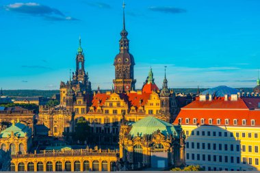 Günbatımında Alman kasabası Dresden 'in tarihi şehir merkezinin havadan görünüşü.