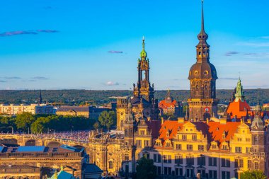 Günbatımında Alman kasabası Dresden 'in tarihi şehir merkezinin havadan görünüşü.