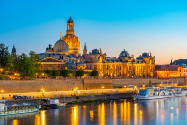 Almanya, Dresden 'deki Güzel Sanatlar Akademisi ve Frauenkirche' in günbatımı manzarası.