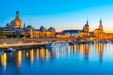 Alman kasabası Dresden 'in günbatımı manzarası.