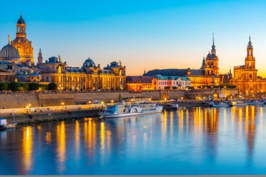 Alman kasabası Dresden 'in günbatımı manzarası.