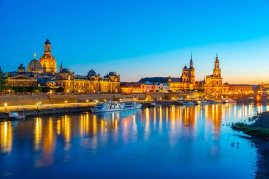 Alman kasabası Dresden 'in günbatımı manzarası.