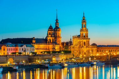 Alman kasabası Dresden 'deki Kutsal Üçlü ve Oberlandesgericht Katedrali' nin gün batımı manzarası.
