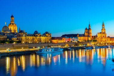 Alman kasabası Dresden 'in günbatımı manzarası.
