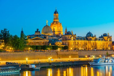 Almanya, Dresden 'deki Güzel Sanatlar Akademisi ve Frauenkirche' in günbatımı manzarası.