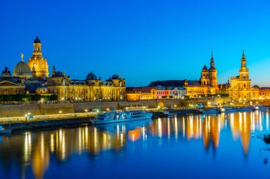 Alman kasabası Dresden 'in günbatımı manzarası.