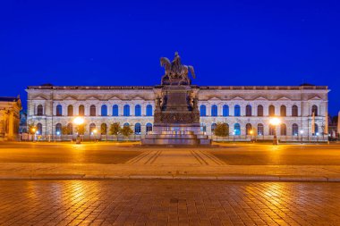 Zwinger Sarayı Almanya 'nın Dresden şehrinde gün doğumunda izlendi.