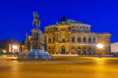 Almanya 'nın Dresden şehrinde Semperoper' in gündoğumu.