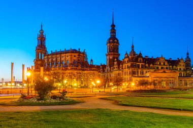 Almanya 'nın Dresden kentindeki Theaterplatz' ın gündoğumu manzarası.