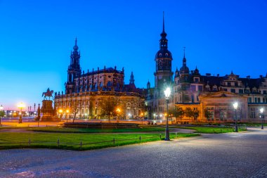 Almanya 'nın Dresden kentindeki Theaterplatz' ın gündoğumu manzarası.