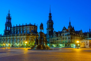 Almanya 'nın Dresden kentindeki Theaterplatz' ın gündoğumu manzarası.
