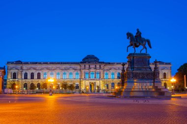 Zwinger Sarayı Almanya 'nın Dresden şehrinde gün doğumunda izlendi.