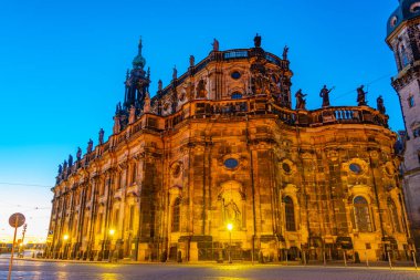 Almanya, Dresden 'deki kutsal üçlü katedralin gün doğumu manzarası.