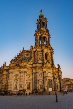 Almanya, Dresden 'deki kutsal üçlü katedralin gün doğumu manzarası.