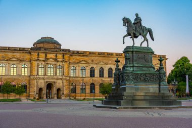 Zwinger Sarayı Almanya 'nın Dresden şehrinde gün doğumunda izlendi.